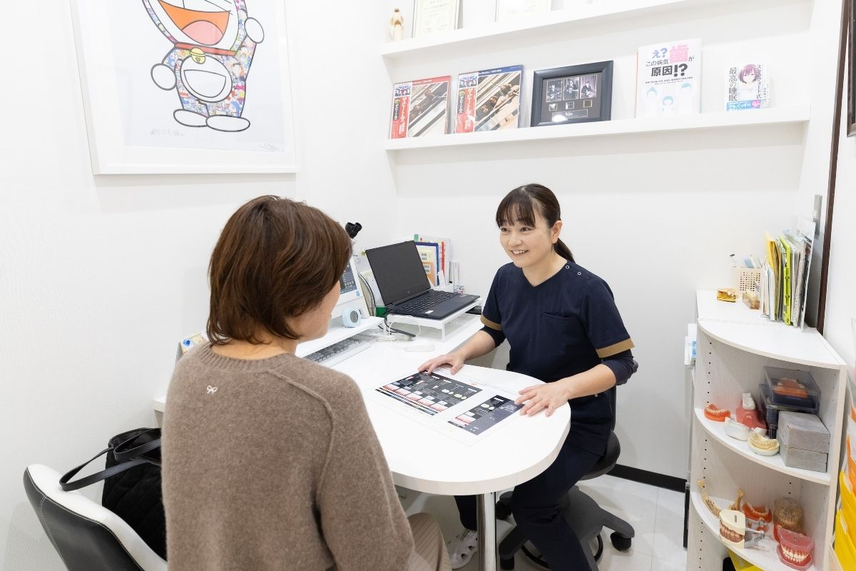 りんせんじ歯科のスタッフがカウンセリングをしている