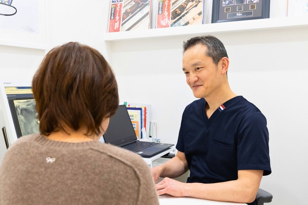 りんせんじ歯科院長がカウンセリングをおこなっている