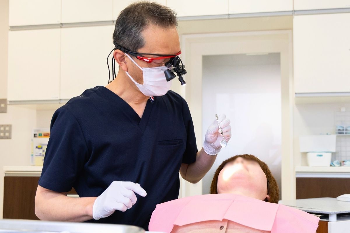 りんせんじ歯科の院長が歯科治療を行っている