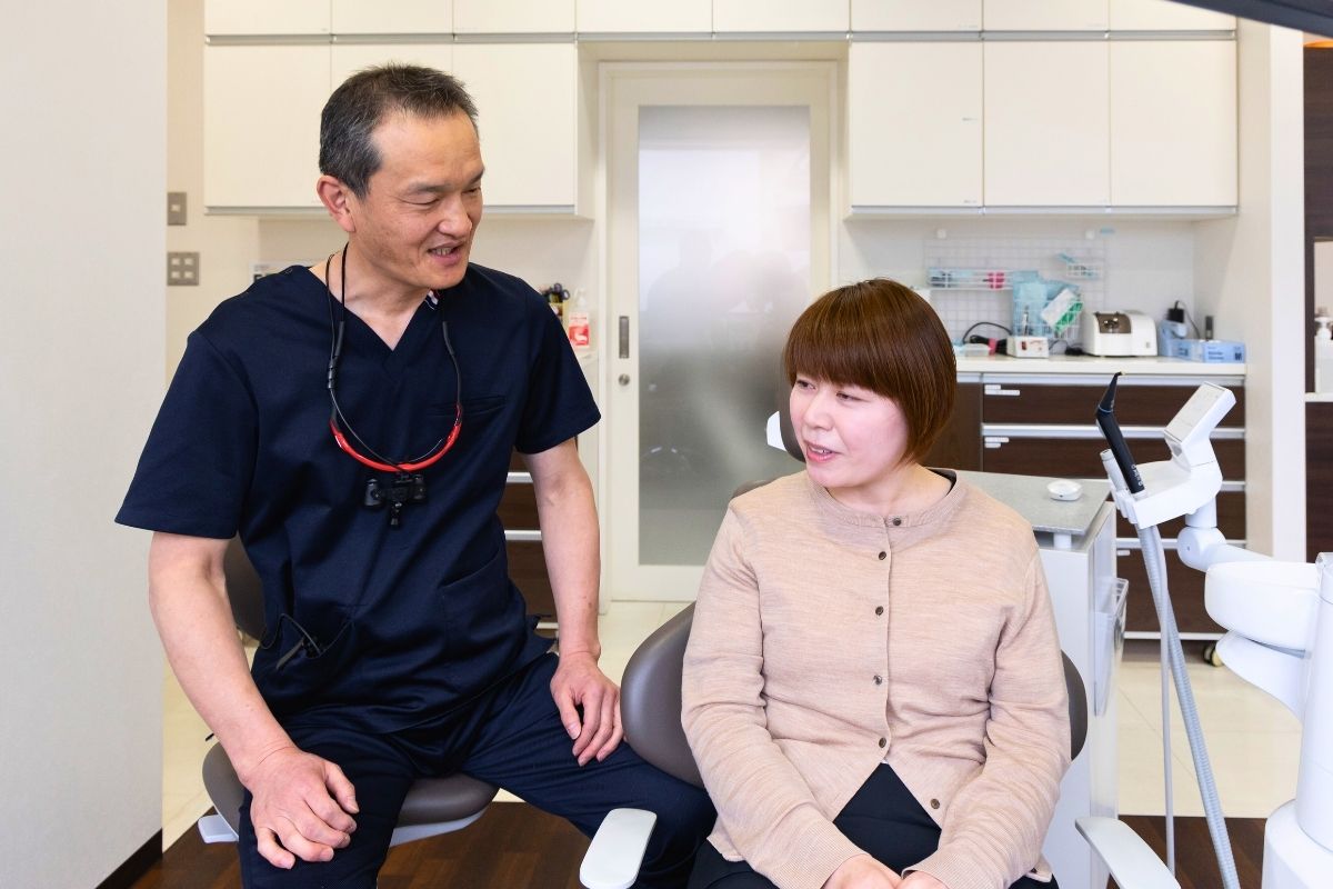 りんせんじ歯科の院長が治療前に患者さんと会話している