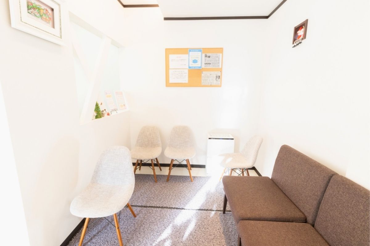 米沢市りんせんじ歯科の待合室の椅子