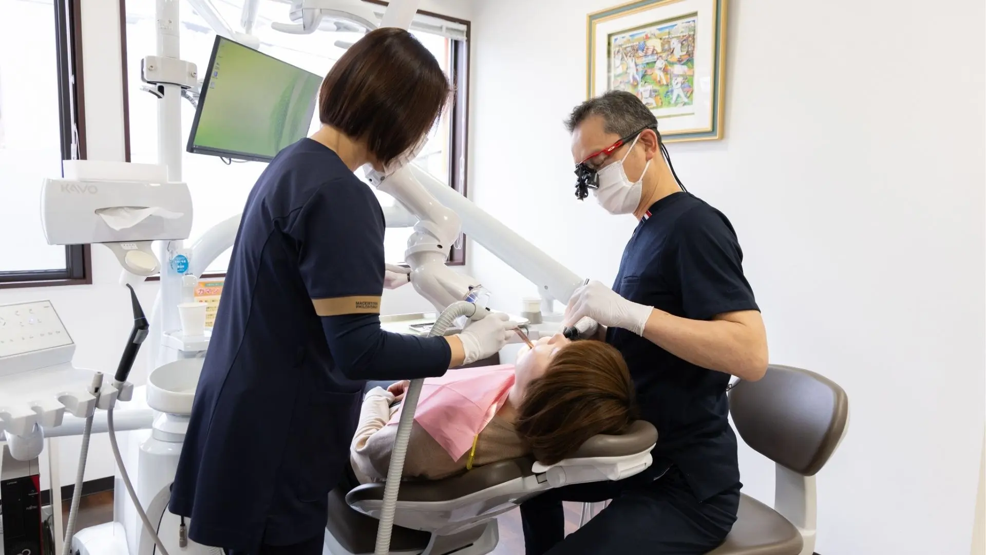 りんせんじ歯科院長とスタッフが治療を行っている
